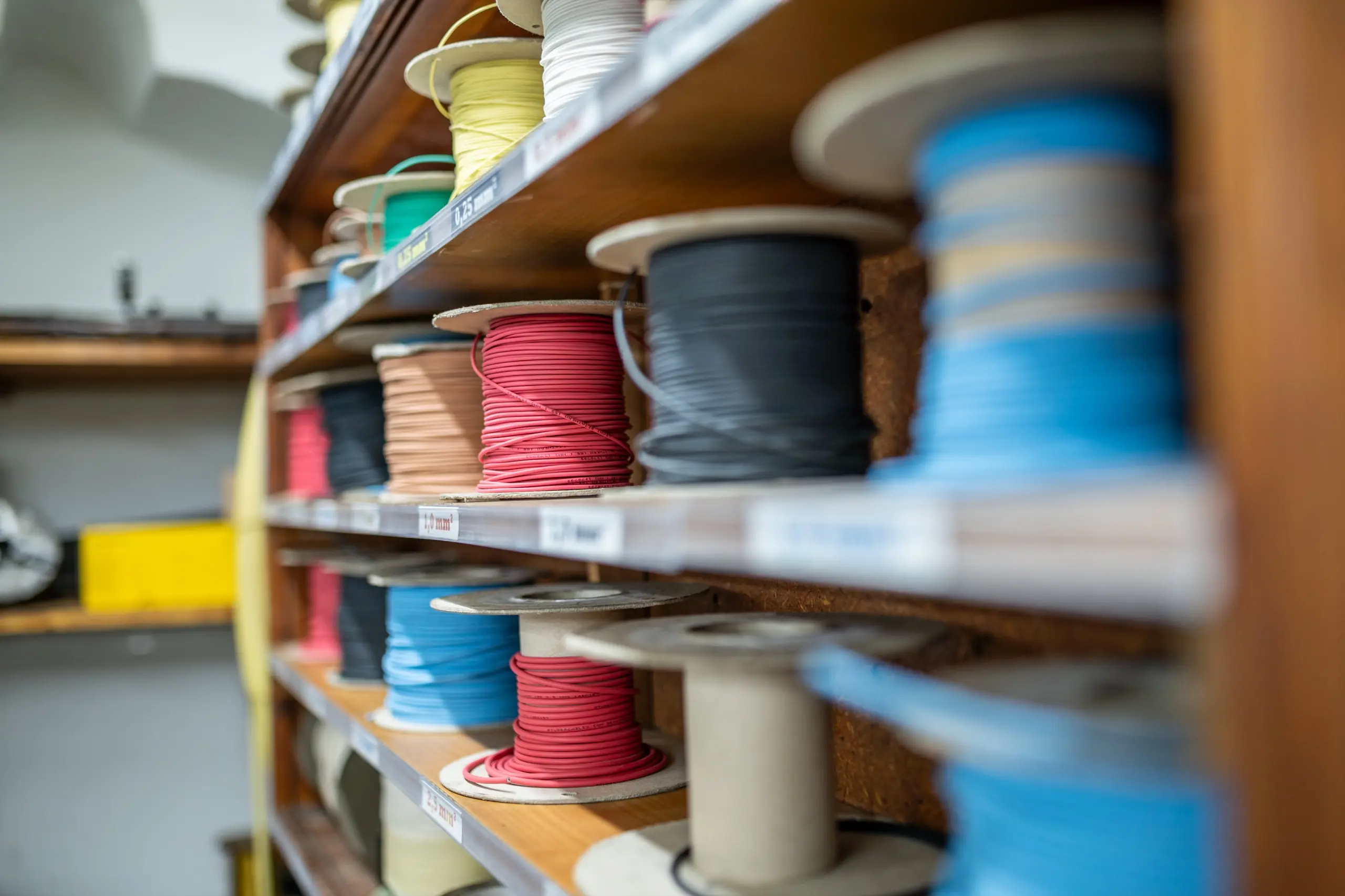 Storage shelves with winding wire