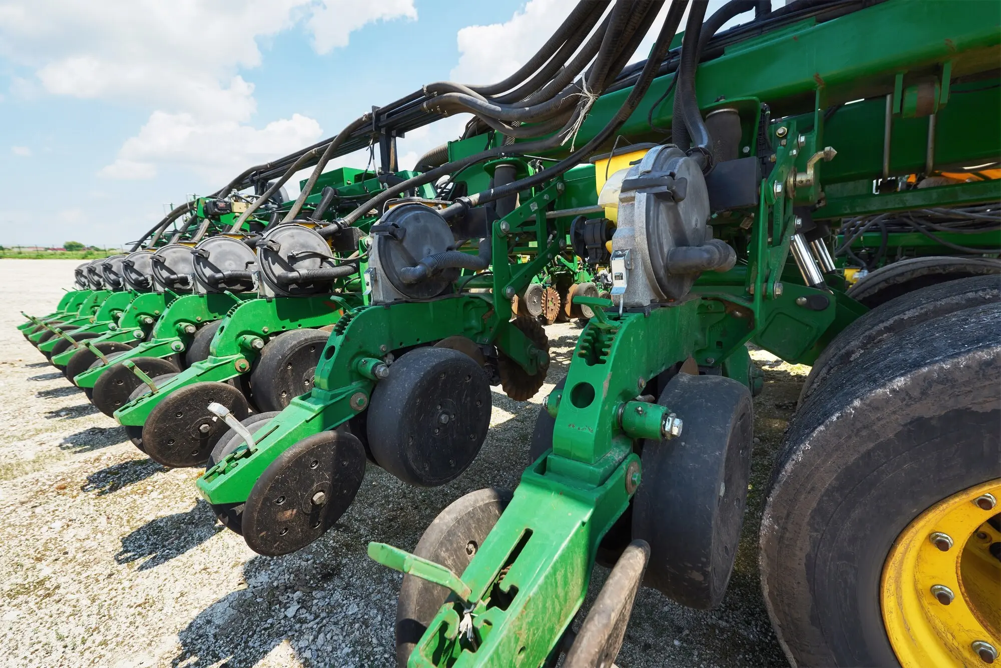 Landwirtschaftliche Sämaschine am Traktor